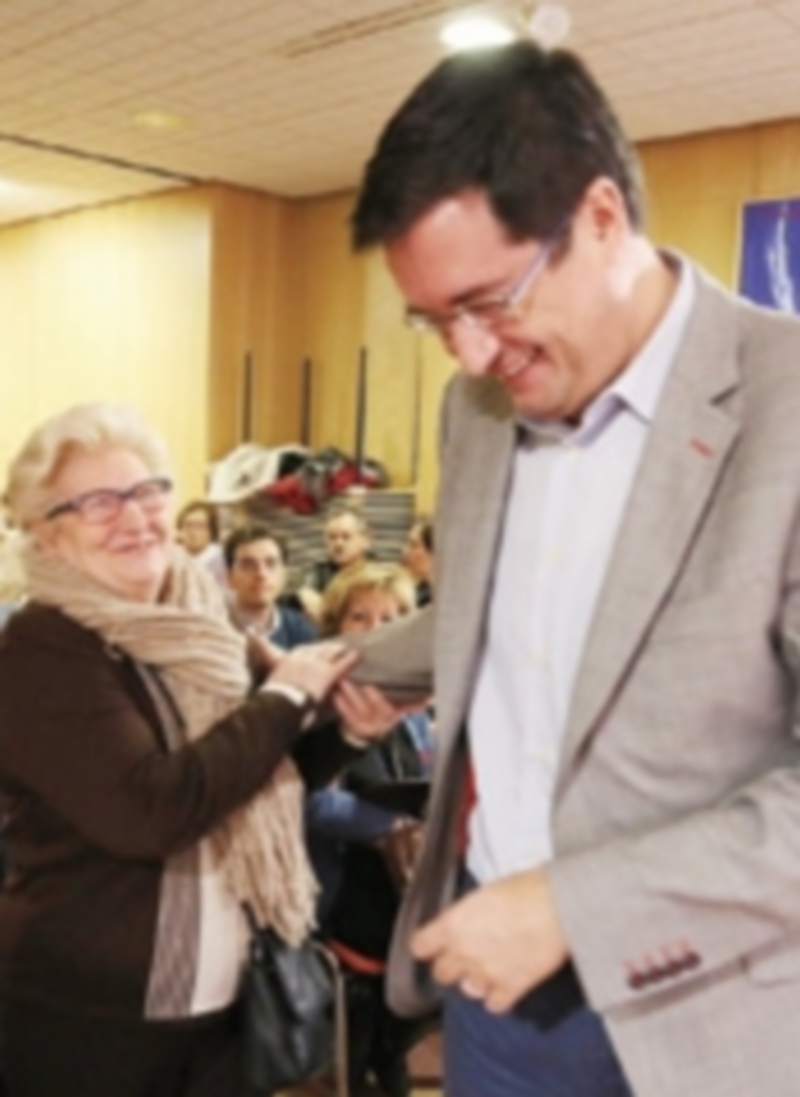 Una mujer saluda a Óscar López antes de su intervención en Valladolid. / ICAL