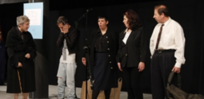 Un actuación teatral en el centro de usuarios de Apadefim de Cuéllar. / El Adelantado