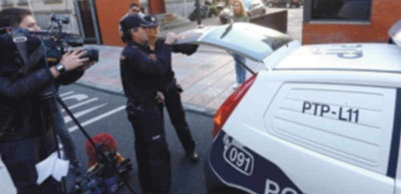 Los agentes de la Policía Nacional de León continuaban ayer con las labores de investigación./ ICAL