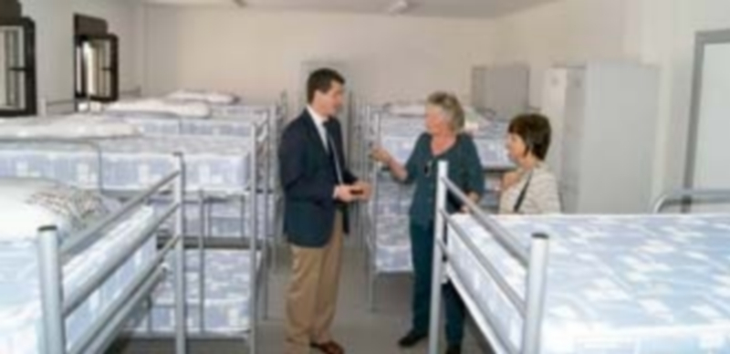 Imagen de las autoridades locales en el interior del albergue. / E. A.