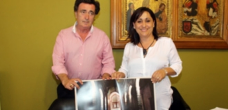 Momento en el que la concejala de Turismo y el Alcalde presentaron la candidatura. / Chantal Núñez