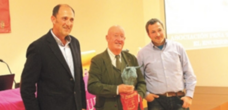 La directiva del colectivo taurino junto al galardonado en el acto que se celebró en la sala multiusos de la Biblioteca Municipal ‘Cronista Herrera’./ Chantal Núñez
