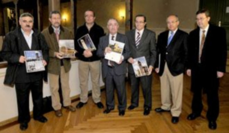 Los alcaldes muestran un ejemplar de las guías junto a los responsables de las instituciones promotoras del proyecto./A.B.