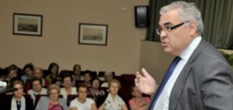 El dr. Varela Moreiras se dirige a los asistentes al acto. / Alberto Benavente