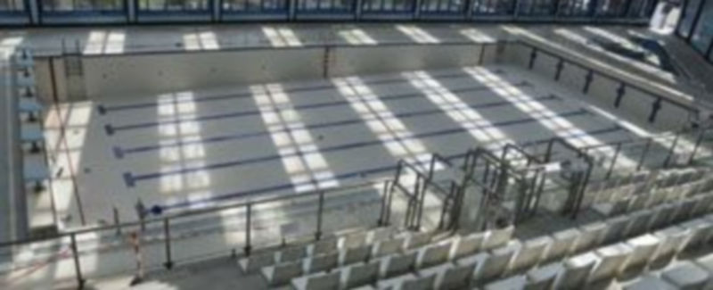 La piscina cubierta estará cerrada del 1 al 15 de agosto para proceder a su vaciado y limpieza. / ALBERTO BENAVENTE