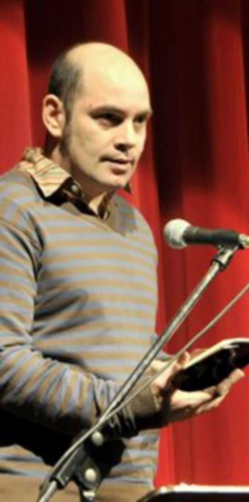 Uno de los participantes en la cita poética