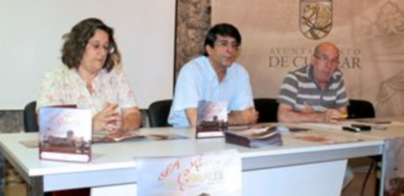 Los responsables de la Coral Cuellarana y la concejala de Cultura