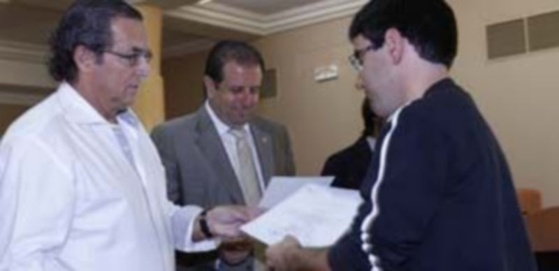 Monsalve (izquierda) y Casado entregando sendos diplomas a dos alumnos. / Diego de Miguel