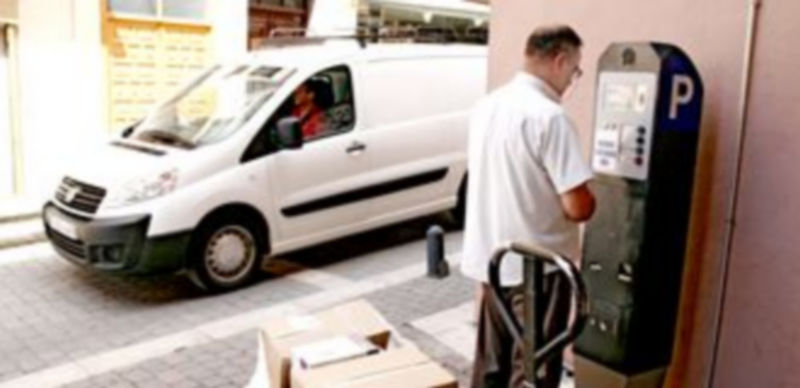 La zona azul cuenta en el municipio con unas 166 plazas de aparcamiento en la zona centro. / Gabriel Gómez