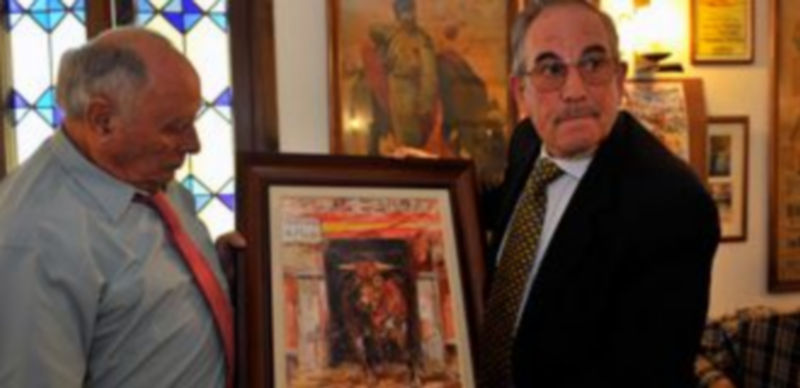 Miura junto a Manolo Lozano con el óleo de Tablada./ Kamarero.