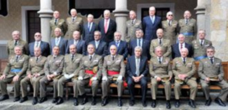Los integrantes de la promoción posaron en el patio de órdenes de la Academia. / Kamarero