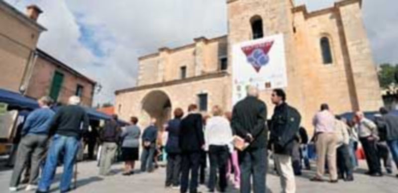 Los vecinos se vuelcan cada año en la celebración de la feria de la vendimia de Valtiendas. / Kamarero