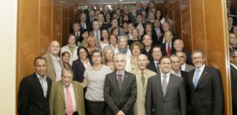 Los médicos galardonados posaron en la tradicional “foto de familia” antes del acto oficial de entrega de distinciones. / Lara Mazagatos