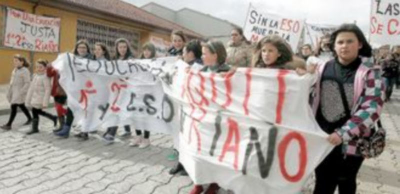 Protestas como la de Riaño contra el cierre de la ESO en su colegio obligó a la Junta a dar marcha atrás en la decisión. / Ical