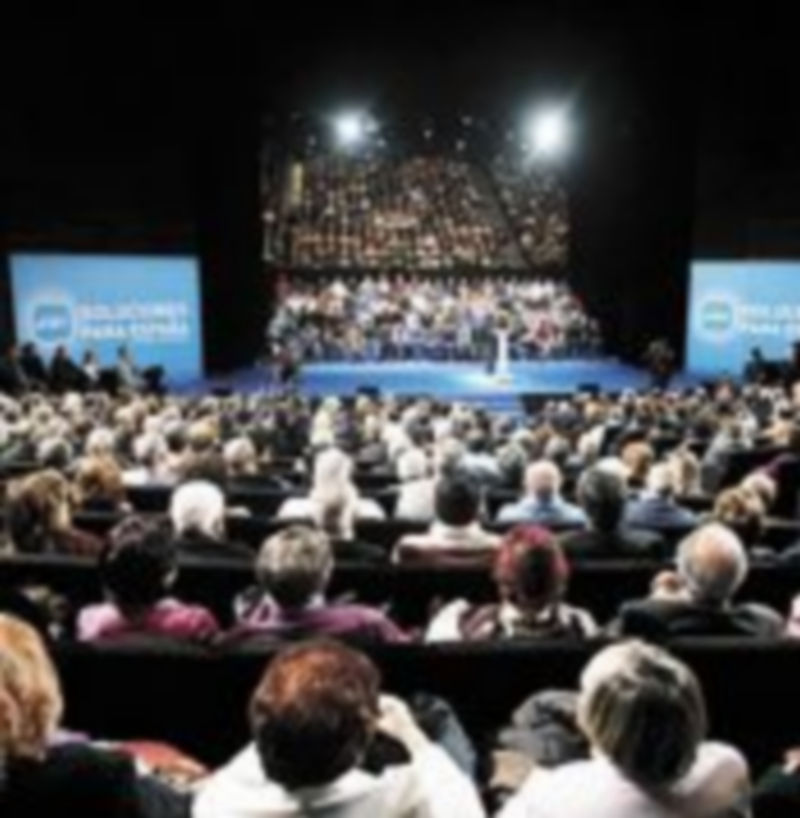 Mariano Rajoy y Juan Vicente Herrera se abrazan durante la clausura del foro ‘popular’. / Ical