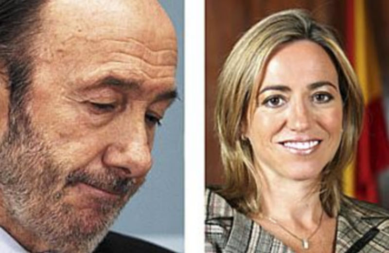 El extitular del Interior Alfredo Pérez Rubalcaba y la exministra de Defensa Carme Chacón. / Reuters