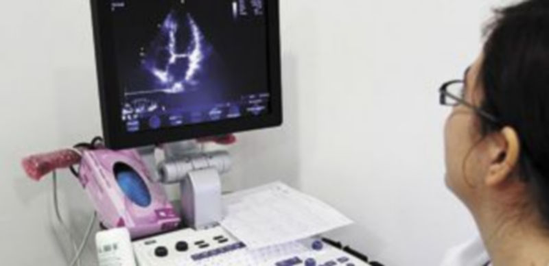 Una doctora de un centro de especialidades hace una ecografía. / Ical