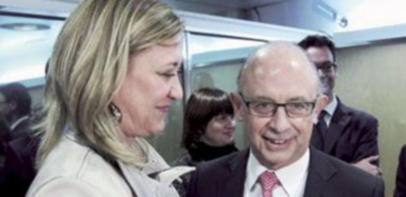 Pilar del Olmo saluda a Cristóbal Montoro antes de comenzar el Consejo de Política Fiscal y Financiera. / ICAL