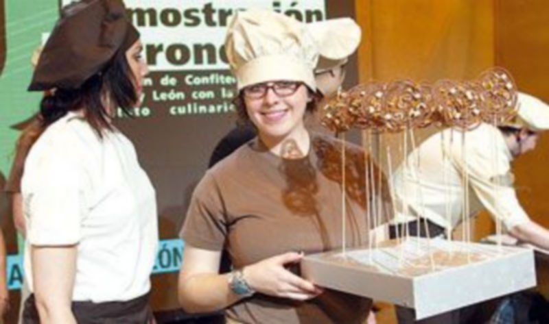 Degustación de pastelería en el expositor de la Junta de Fitur. / Iical