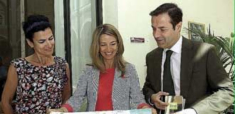 La consejera (C) junto al director general de Turismo y la gerente de Sotur. / Ical