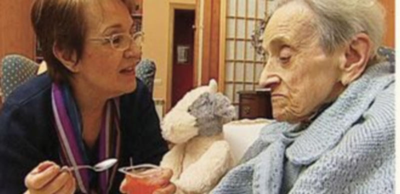 Los cuidadores no profesionales verán reducida un 30 por ciento su prestación. / E.P..