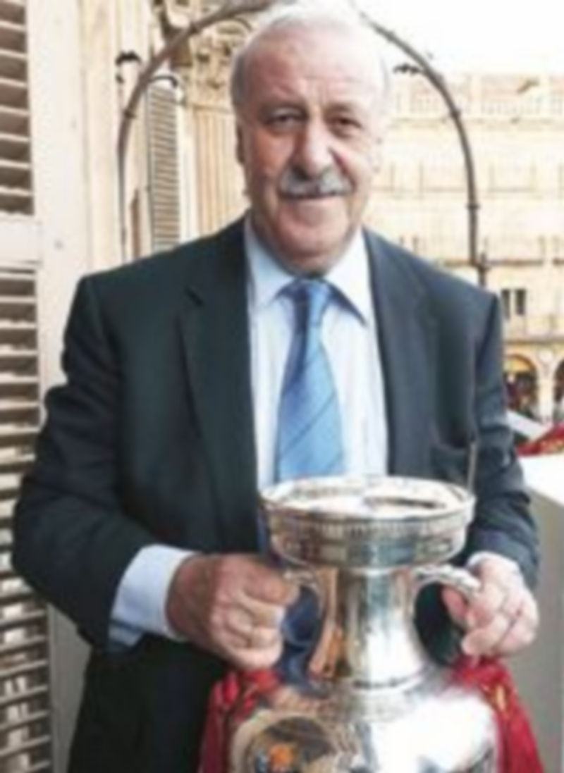 Vicente del Bosque muestra uno de los trofeos en Salamanca. / Ical