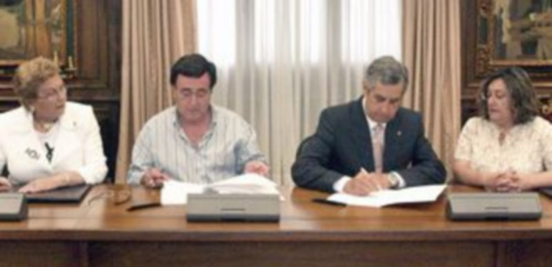 Representantes de ambas partes durante la forma de la cesión. / El Adelantado