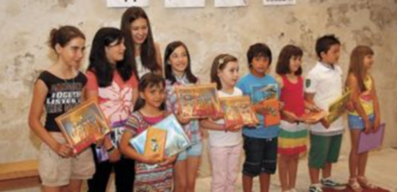 La nave central de San Francisco acogió los doce puestos de librerías y editoriales. / Nuria Pascual