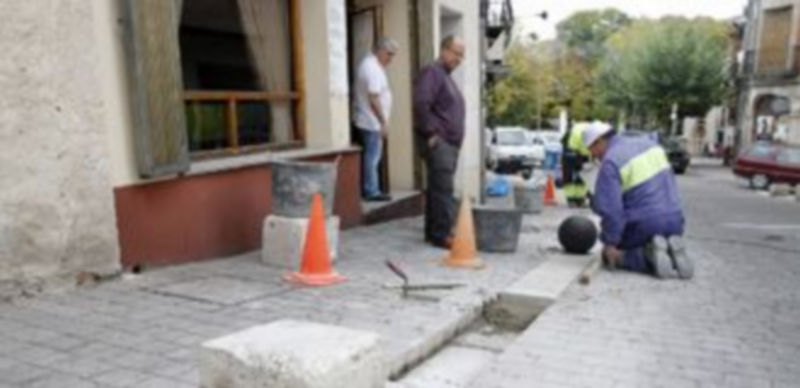 Operarios municipales ayer sustituyendo los cubos de piedra por bolas de hierro./ Gabriel Gómez