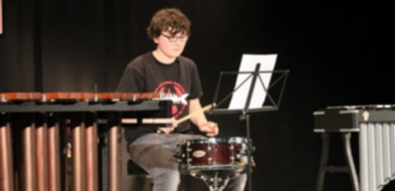 Uno de los alumnos de percusión del Conservatorio en su actuación. / C. Núñez