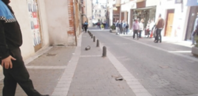 Lugar del accidente donde el bolardo golpeó a un viandante. / El Adelantado