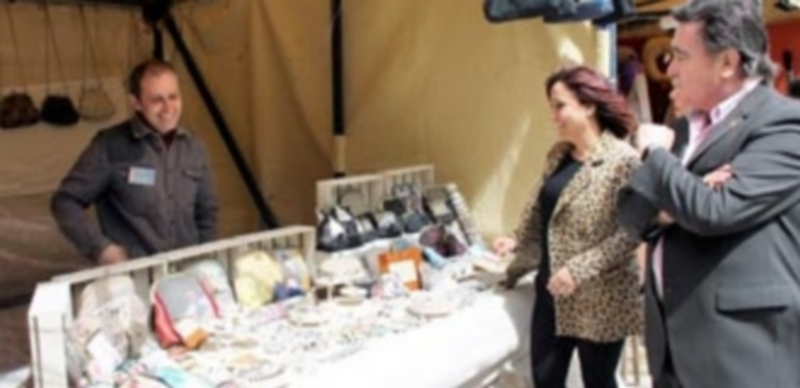 La concejala Nuria Fernández y el alcalde visitan a un artesano en la inauguración de esta parte de la Feria. / C. Núñez