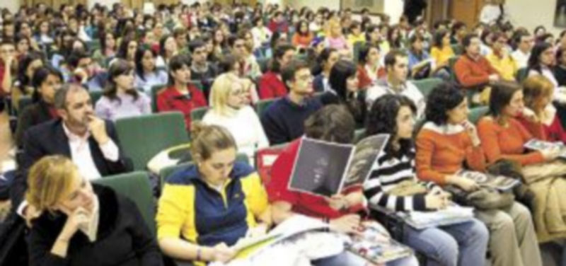 Varias personas asisten a unas Jornadas de Emprendedores de la Escuela Universitaria de Empresariales. / ICAL