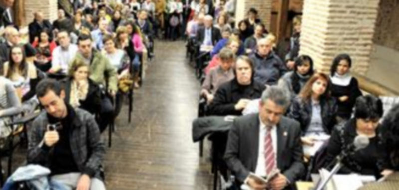 Imagen de algunos de los poetas y el numeroso público asistente. / KAMARERO