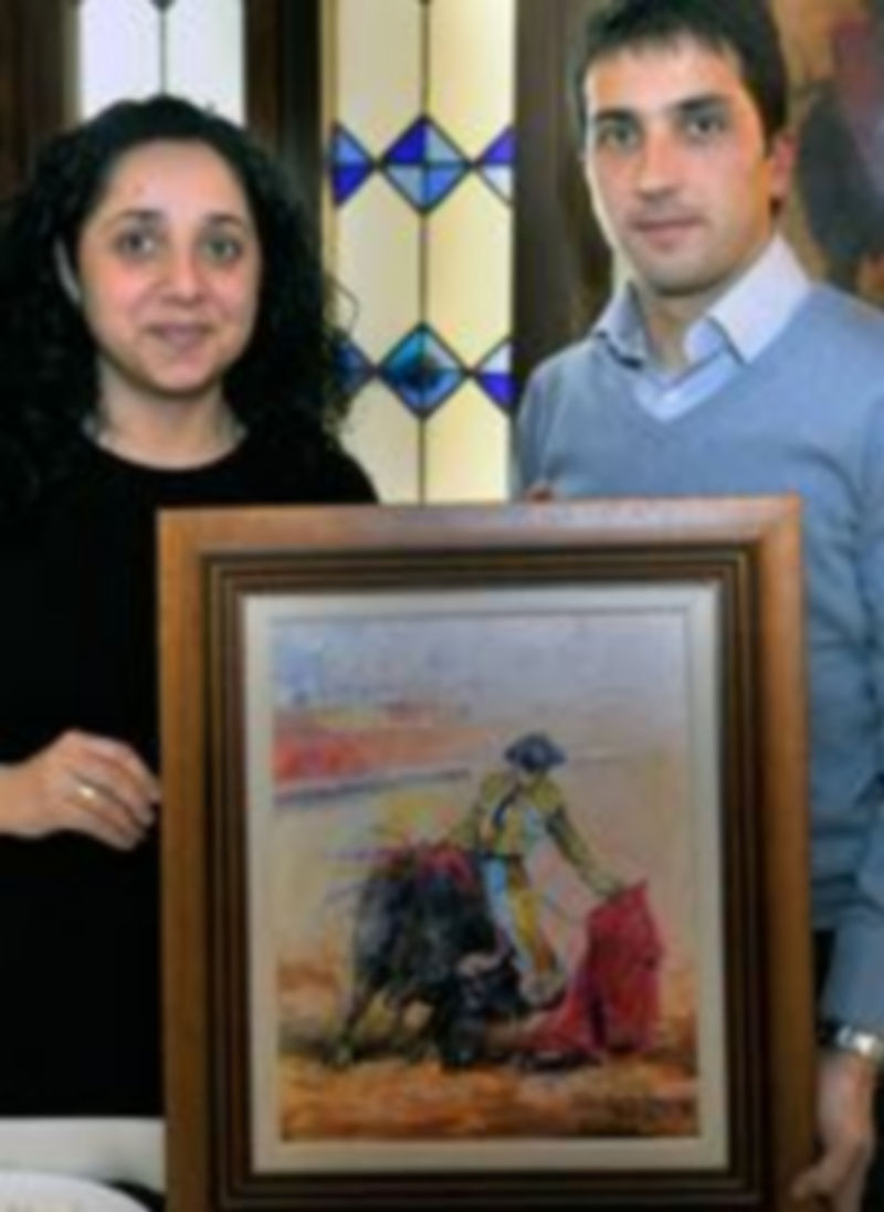 Javier Castaño junto a su esposa con el óleo de Tablada. / kamarero