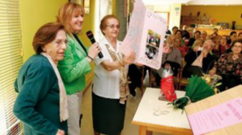 Verdugo recibió también  el homenaje de sus compañeros del servicio de estancias diurnas. /GABRIEL GÓMEZ