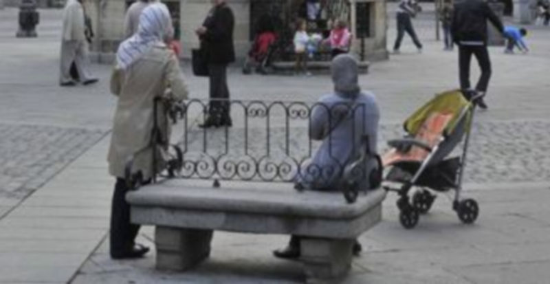 Dos jóvenes marroquíes en esta imagen de archivo tomada en la Plaza Mayor de Segovia. / Kamarero