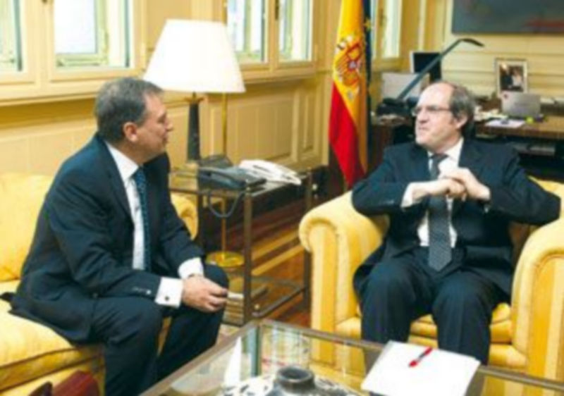 Juan José Mateos (i) conversa con Ángel Gabilondo durante la primera reunión de ambos celebrada en Madrid. / ICAL