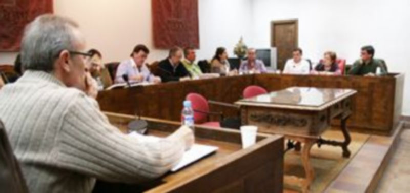 Concejales de la villa durante el pleno ordinario desarrollado en la noche del viernes. / Gabriel Gómez