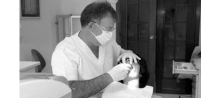 Una paciente recibe asistencia odontológica en la consulta de un dentista. /ICAL