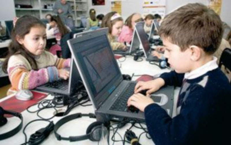 Un grupo de niños asiste a una clase de aprendizaje sobre el uso de las nuevas tecnologías. /ICAL