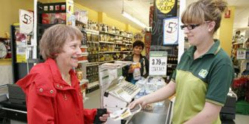 Los lectores acudieron a lo largo de la jornada a recoger sus productos al establecimiento de la villa. / Gabriel Gómez