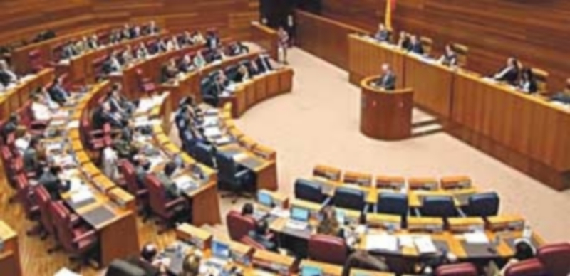 Las Cortes debaten las enmiendas de la oposición a los Presupuestos 1 Los partidos de la oposición coinciden en criticar el momento y el contenido de los Presupuestos de la región. / Europa Press