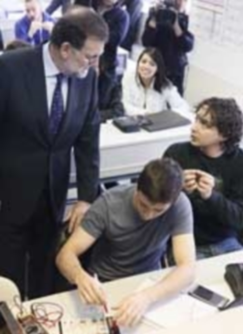 Rajoy apremia a Sánchez a elegir “ya” con quien quiere asociarse 1 Mariano Rajoy conversa con un alumno durante la visita a un centro de FP. / Efe