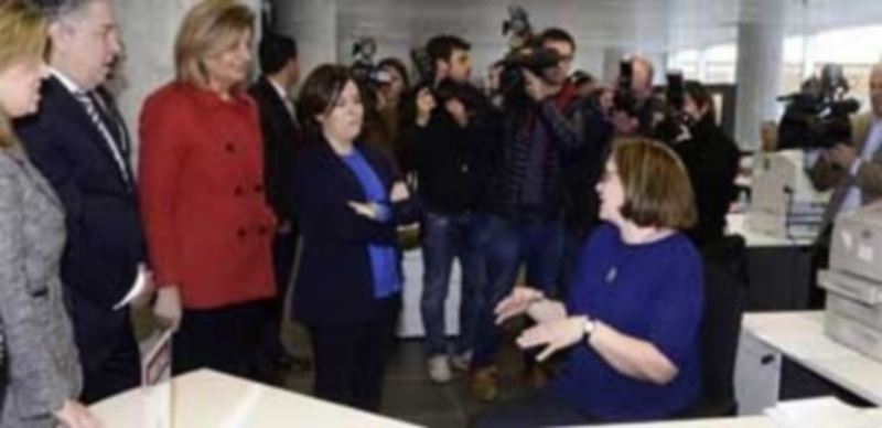 Sáenz de Santamaría destaca el compromiso del PP con las pensiones 1 Sáenz de Santamaría (2d.) y Fátima Bañez (c.)