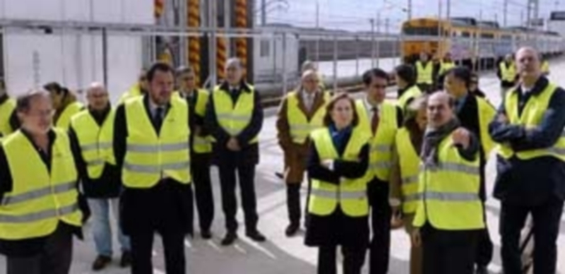 Ana Pastor y autoridades locales visitaron las instalaciones del nuevo taller de Renfe en la ciudad de Valladolid. / Efe