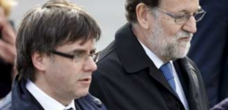 Rajoy se reúne con Puigdemont con el referéndum como barrera 1 El presidente catalán Carles Puigdemont (i) junto a Mariano Rajoy. / Efe