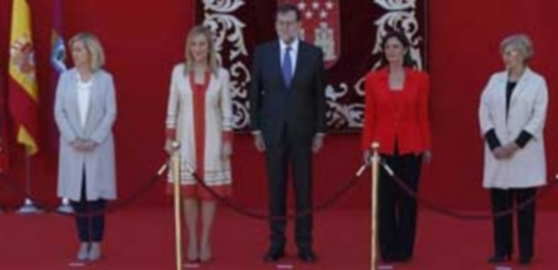 Rajoy reclama que después de las elecciones terminen los vetos al PP 1 Rajoy junto a las líderes de la Comunidad (i) y la Asamblea de Madrid. / Efe