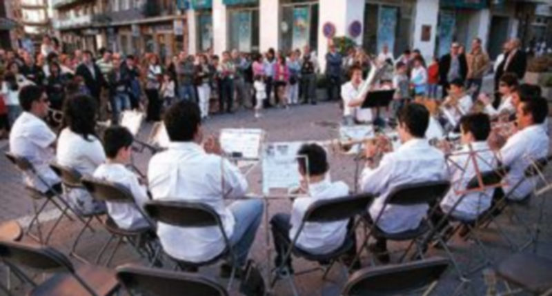 Los alumnos de la Escuela de Música llenaron las calles del centro de la villa con sus melodías. / Gabriel Gómez