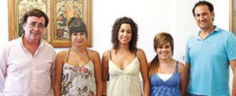 Las tres jóvenes visitaron esta semana al alcalde de la villa junto al edil de Tráfico. / Gabriel Gómez